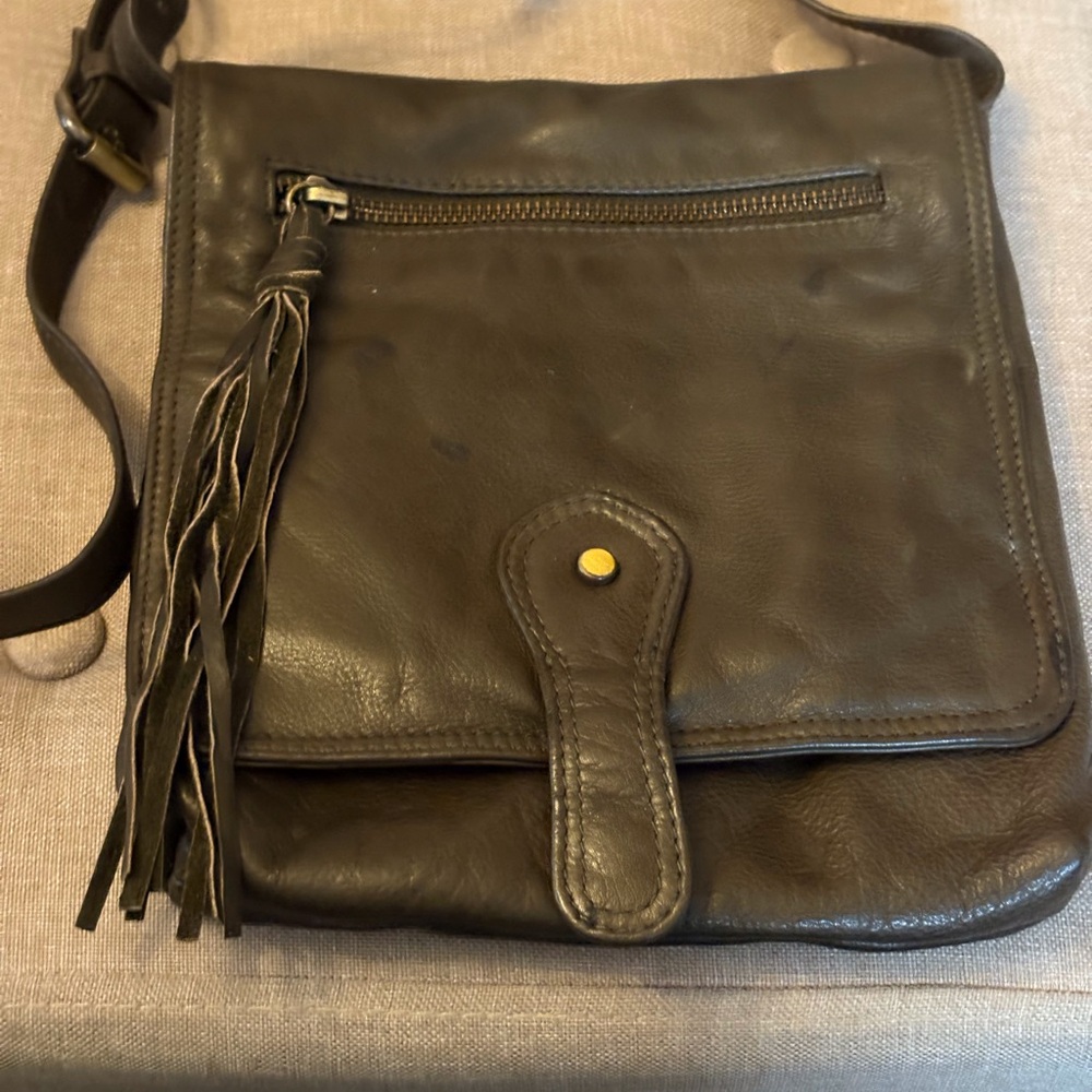 Sorpressa! Leather Crossbody Bag, good condition in olive green. Inside clean.